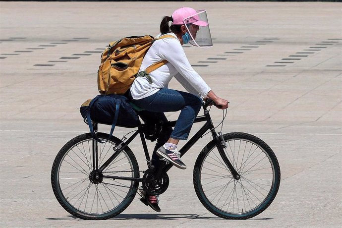 Una mujer en bicicleta en Ciudad de México