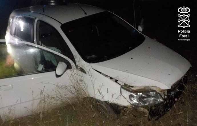 Vehículo que se ha salido de la vía en Cadreita.