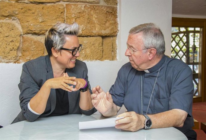 La regidora de Justicia Social de Palma, Sonia Vivas, y el obispo de Mallorca, Sebasti Taltavull.