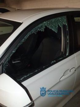 Un vehículo en el que se cometió uno de los robos en un garaje de Pamplona.