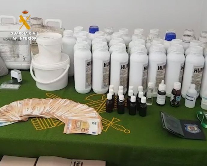 Material y dinero intervenido en un laboratorio clandestino de fabricación de medicamentos.
