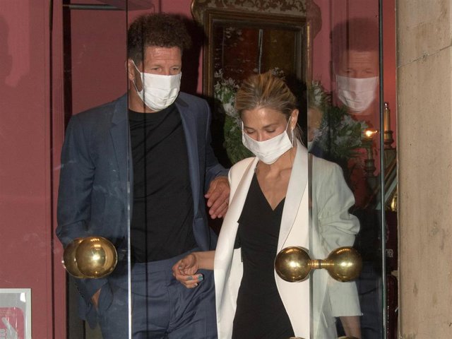 Carla Pereyra y Diego Simeone abandonando el restaurante donde disfrutaron de una romántica velada