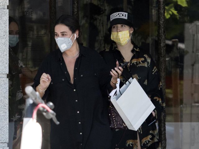 Vicky Martín Berrocal y Alba Díaz, de compras por la Milla de oro de la capital