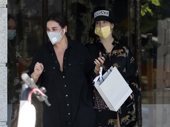 Vicky Martín Berrocal y Alba Díaz, de compras por la Milla de oro de la capital