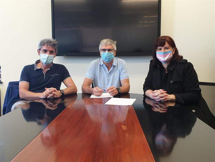 El director general de Educación, Gil Sevillano con Iñigo e Izaskun Arandia de Tinko Euskara Elkartea en la firma del acuerdo