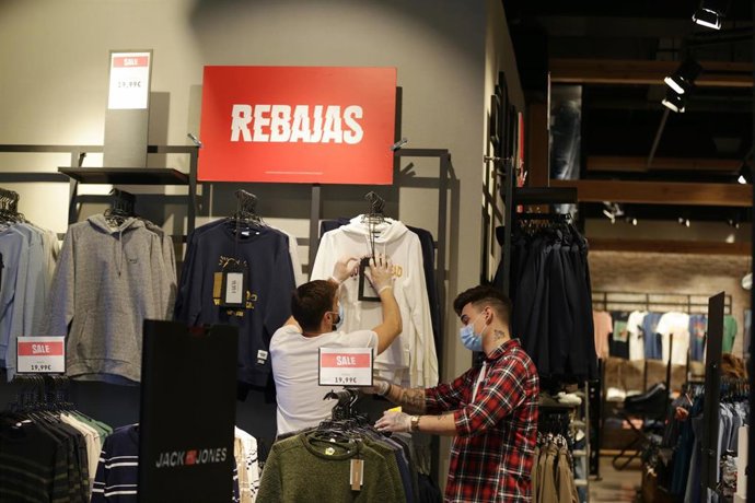 Clientes en el interior de una tienda de ropa del Centro Comercial El Boulevard (Vitoari)  ya en Rebajas