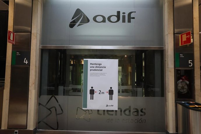 Cartel en el que se lee 'Mantenga una distancia prudencial' en la Estación de Chamartín