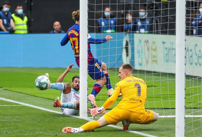 Marc-Andre Ter Stegen durante una acción con Nolito del partido entre el Celta y el FC Barcelona