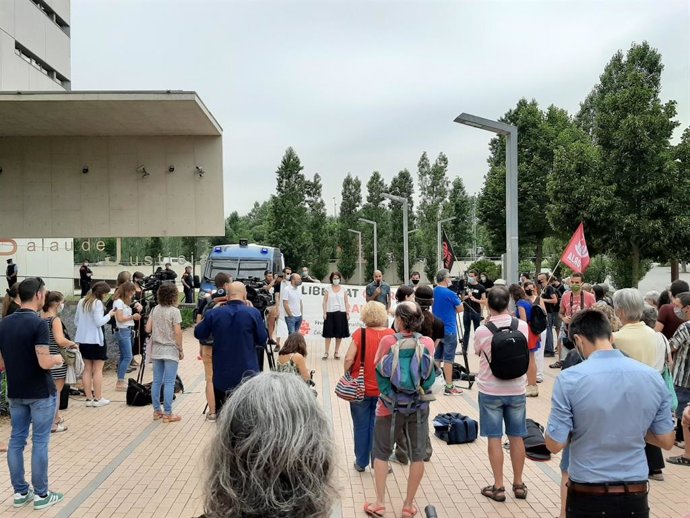 Concentració de suport a Ibrahim i Charaf davant el Palau de Justícia de Girona