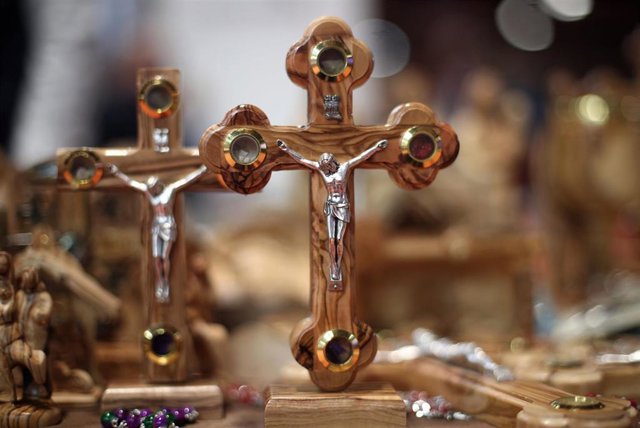 Crucifijos expuestos en la Feria Internacional de Turismo- FITUR 2020, en Madrid (España), a 23 de enero de 2020.