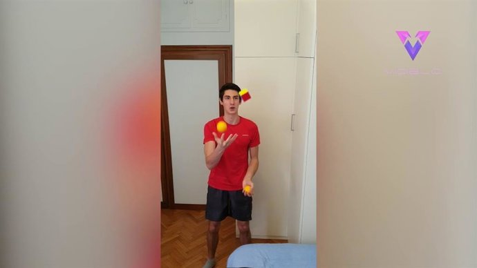 Conoce a Andrea Muzii, el genio de prodigiosa memoria que recita el número Pi mientras hace malabares y resuelve un cubo de Rubik