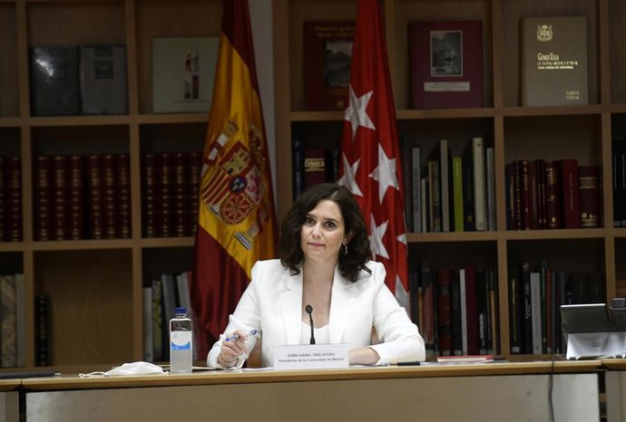 La presidenta de la Comunidad de Madrid, Isabel Díaz Ayuso, durante su reunión con representantes de la plataforma Juntos por la Hostelería, en la Real Casa de Correos, Madrid (España).