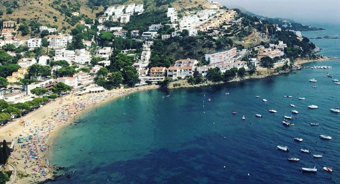 Los precios de venta y alquiler en la costa española moderan su ascenso