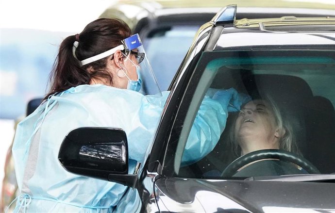 Toma de una muestra para una prueba de COVID-19 en Melbourne