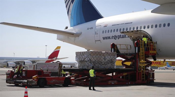Trabajadores del aeropuerto Adolfo Suárez Madrid-Barajas recogen el cargamento sanitario del sexto avión que ha llegado a Madrid con 2 millones de mascarillas FFP2 adquiridas por el Gobierno regional para distribuirlas gratuitamente por las farmacias ma