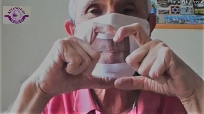 Uno de los miembros de la Asociación de Personas Sordas, con una de las mascarillas entregadas por los voluntarios de Iberdrola.