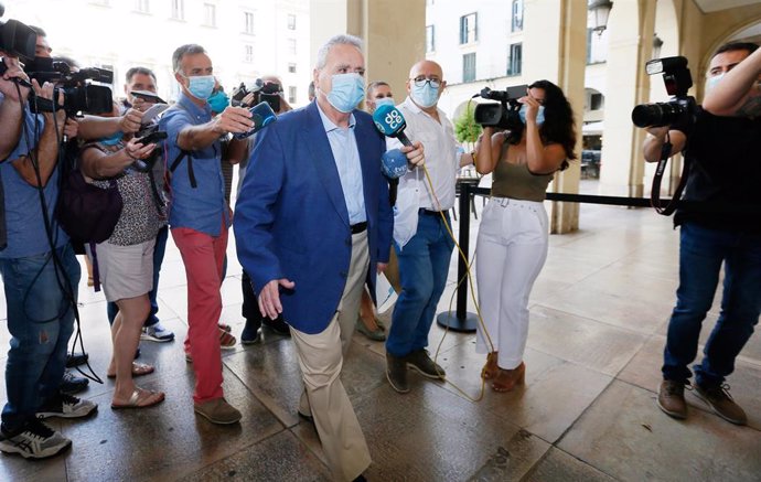 El exalcalde del PP de Alicante Luis Díaz Alperi, esquiva a los medios a su llegada a la Audiencia Provincial de Alicante para sentarse en el banquillo de los acusados por el caso Brugal