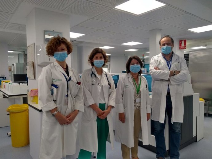 Coautoras del documento junto a los jefes de servicio de la Unidad de Pediatría y Laboratorio Clínico