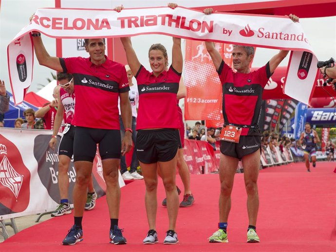 Miguel Indurain Mireia Belmonte Martín Fiz tras completar la Barcelona Triathlon by Santander en 2016