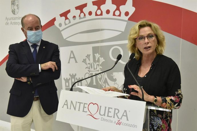 La delegada territorial de Empleo, Formación, Trabajo Autónomo, Economía, Conocimiento, Empresas y Universidad en Málaga, Carmen Sánchez Sierra, con el alcalde de Antequera