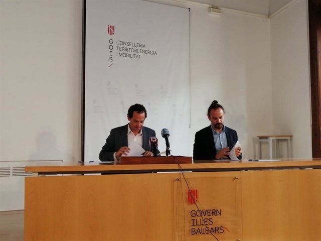 El conseller de Movilidad y Vivienda, Marc Pons, en una comparecencia junto con el director general de Vivienda, Eduardo Robsy