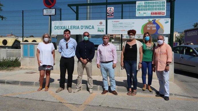 El conseller de Medio Ambiente y Territorio, Miquel Mir, junto al director general de Residuos y Educación Ambiental, Sebasti Sansó, y el alcalde de Inca, Virgilio Moreno, visitan el punto verde de la localidad.