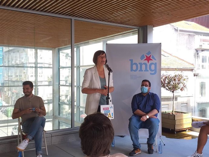 La candidata del BNG a la presidencia de la Xunta, Ana Pontón, en un encuentro con jóvenes en Vigo.