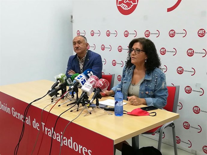 La secretaria general de UGT en Extremadura, Patrocinio Sánchez, en rueda de prensa en Mérida junto al secretario general de UGT, Pepe Álvarez, este martes.