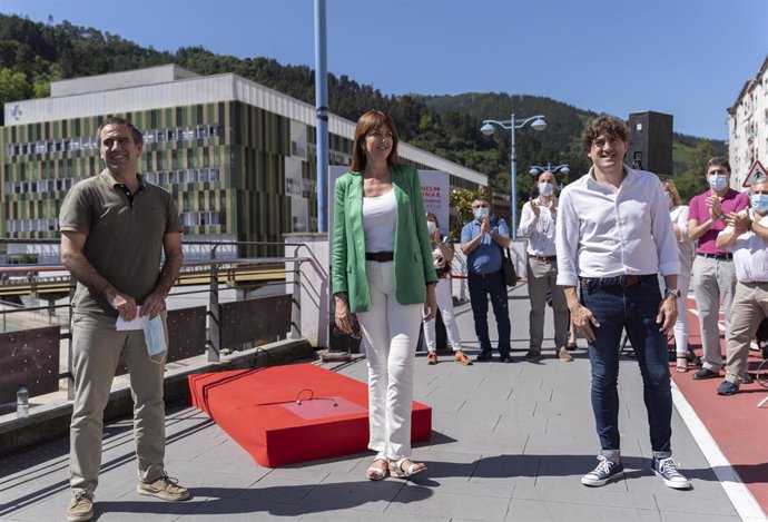 El alcalde de Eibar, Miguel de los Toyos, y los candidatos socialistas Idoia Mendia y Eneko Andueza