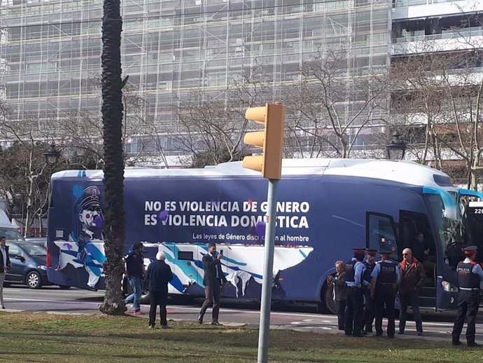 Imagen del autobús de HazteOír en la avenida Diagonal de Barcelona (ARCHIVO)