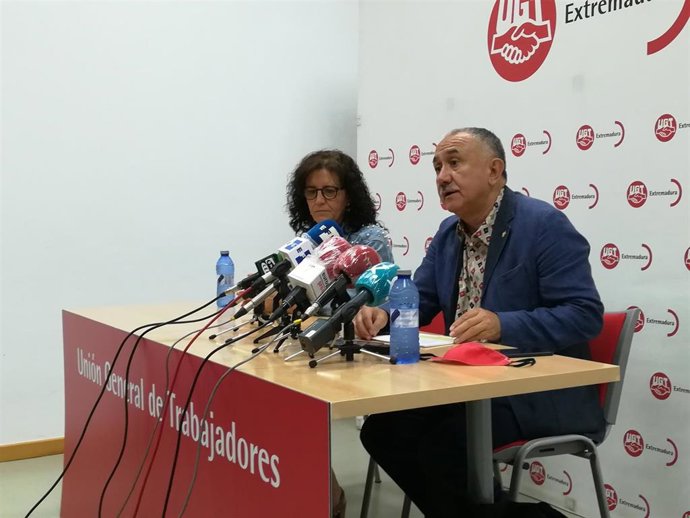 El secretario general de UGT, Pepe Álvarez, y la secretaria general de UGT en Extremadura, Patrocinio Sánchez, este martes en una rueda de prensa en Mérida.