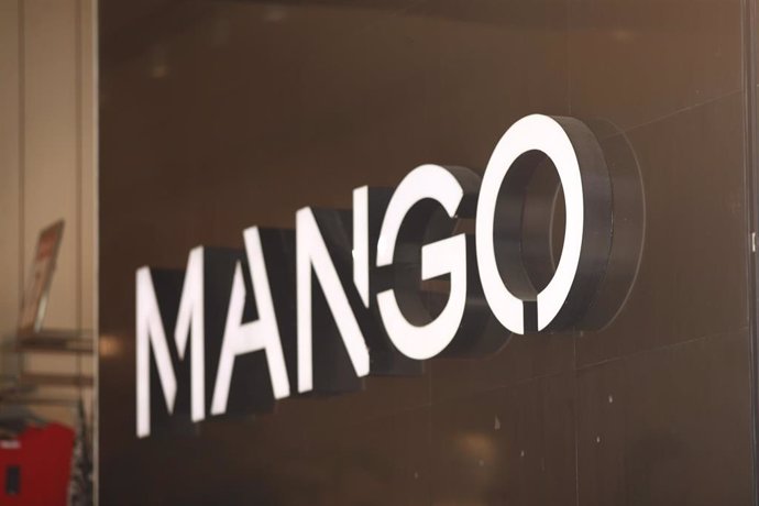 Letrero de la marca de ropa MANGO, a la entrada de una de sus tiendas.