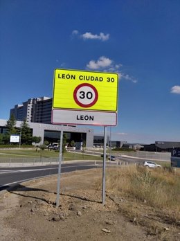 Señal instalada frente al Hospital de León para indicar que León es una ciudad con límite de velocidad de 30 km/h.