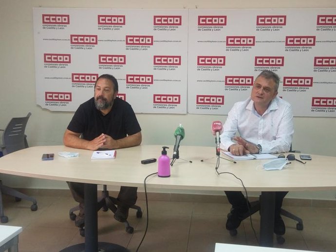 El secretario de Acción Sindical de CCOO Industria, Miguel Ángel Brezmes, (d) y el secretario general del sindicato en Soria, Francisco Javier Moreno Miguel (i).