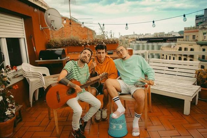 El grupo barcelonés Stay Homas en su terraza.