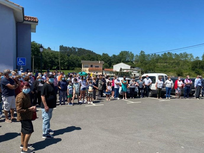 Concentración de vecinos de Gozón en defensa de la reapertura del consultorio de Manzaneda.
