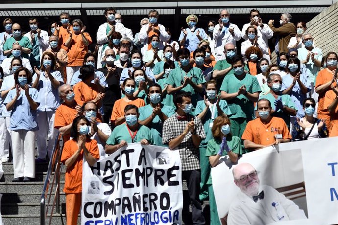 Profesionales sanitarios del  Hospital Gregorio Marañón guardan un minuto de silencio en homenaje al médico especialista en nefrología e investigador del centro Alberto Tejedor, fallecido a causa del coronavirus