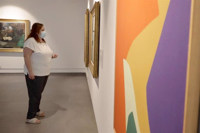 La delegada de Cultura en la Diputación de Córdoba, Salud Navajas, visita la exposición 'El siglo XX a través de los fondos artísticos de la Diputación de Córdoba'