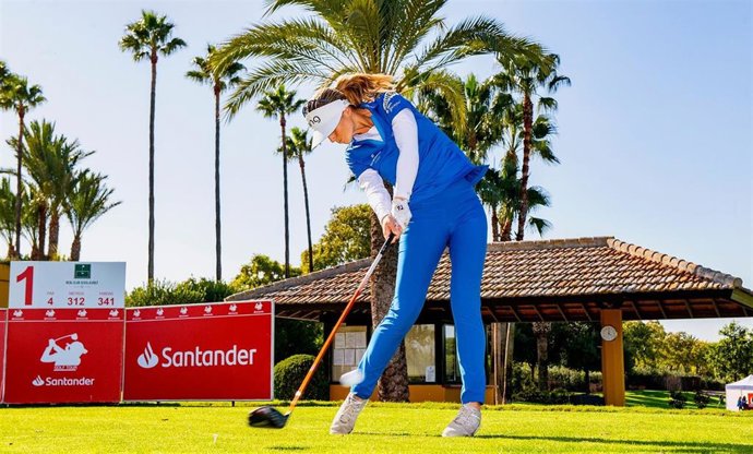 La española Noemí Jiménez ejecuta un golpe durante una prueba del Santander Golf Tour