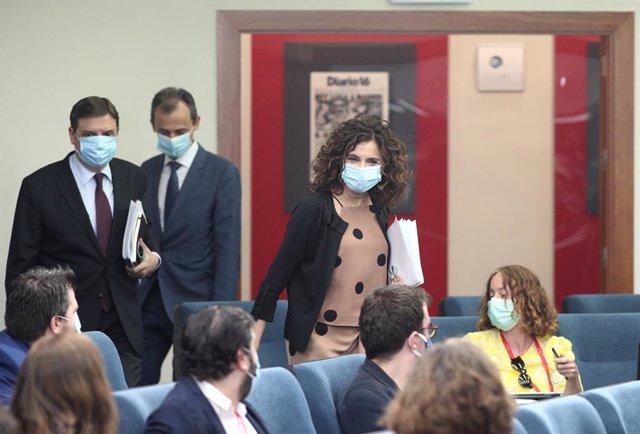 (I-D) El ministro de Agricultura, Pesca y Alimentación, Luis Planas; el ministro de Ciencia e Innovación, Pedro Duque, y la ministra portavoz y de Hacienda, María Jesús Montero, a su llegada a la rueda de prensa posterior al Consejo de Ministros.