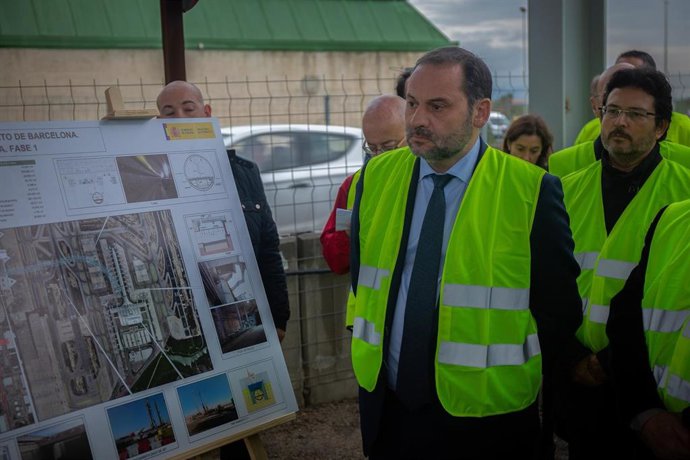 El ministro de Fomento José Luis Ábalos visita las obras de la futura estación intermodal T2 del Aeropuerto de El Prat el pasado año 