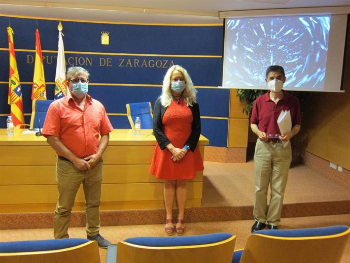 El alcalde de Fuendetodos, Enrique Salueña, la diputada delegada de Cultura de la Diputación de Zaragoza, Ros Cihuelo, y el gerente del Consorcio Cultural Goya-Fuendetodos, Ricardo Centellas, presentan la muestra  'Disparates de Fuendetodos 2000-2020'.