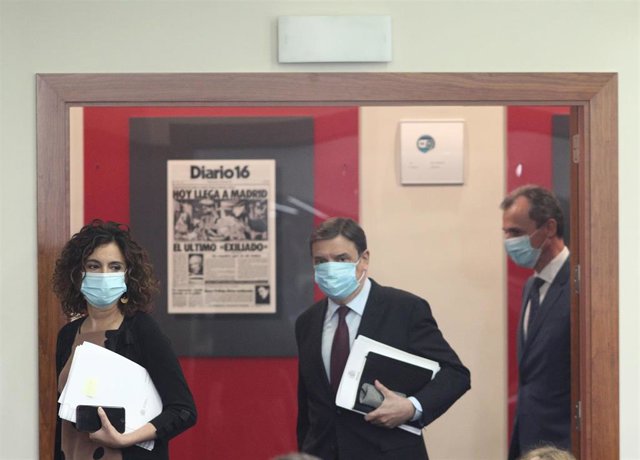 La ministra portavoz y de Hacienda, María Jesús Montero, el ministro de Agricultura, Pesca y Alimentación, Luis Planas, y el ministro de Ciencia e Innovación, Pedro Duque, a su llegada a la rueda de prensa posterior al Consejo de Ministros