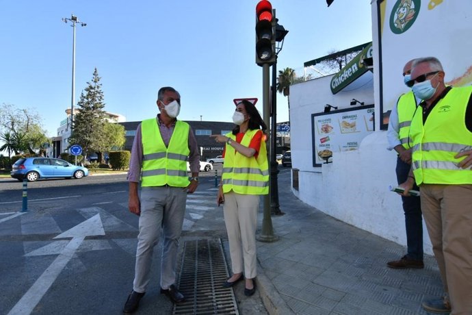 La delegada territorial de Fomento, Susana Cayuelas, y el alcalde de Tomares, José Luis Sanz, con motivo de la regulación con semáforos de la glorieta de acceso a la localidad desde El Manchón
