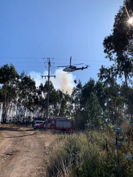 Helicóptero de extinción trabaja en un incendio forestal en Culleredo (A Coruña).