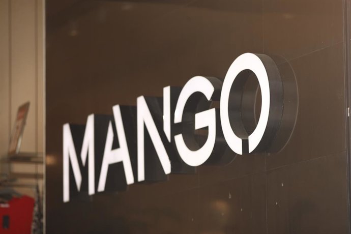 Rtol de la marca de roba Mango a l'entrada d'una de les seves botigues.