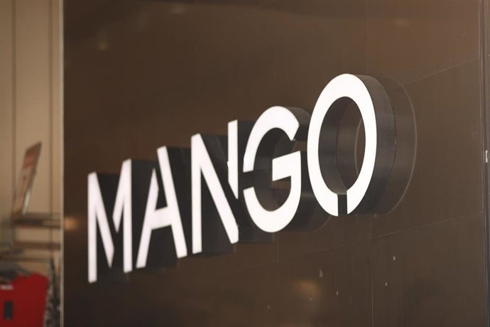 Rtol de la marca de roba Mango a l'entrada d'una de les seves botigues.