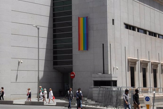 El Congreso de los Diputados coloca la bandera LGTBI en el acceso de la esquina de la Carrera de San Jerónimo con la calle Cedaceros durante las fiestas del Orgullo Gay 2019.