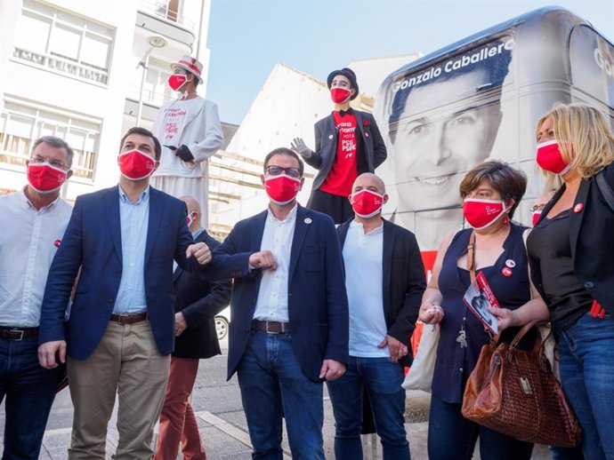 El candidato socialista, Gonzalo Caballero, junto al alcalde de Ferrol, Ángel Mato