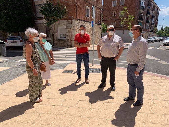 El concejal de Movilidad y Espacio Urbano, Luis Vélez, visita la obra concluida en la calle Gaudí.